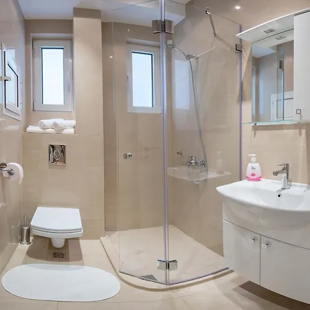 Four Seasons Apartment *